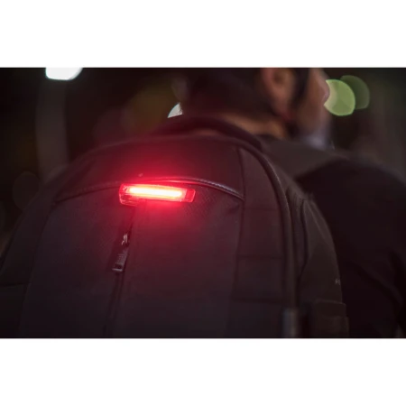 Knog plus lampka rowerowa tylna plecak.jpg