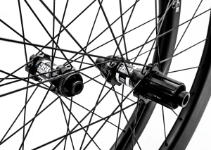 Zipp 303 S Carbon rear road wheel - Tubeless disc brakes  (1) (1)